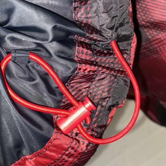 Old Navy coat  Women’s Short Puffer Buffalo Plaid Red and Black Jacket - Picture 5 of 9